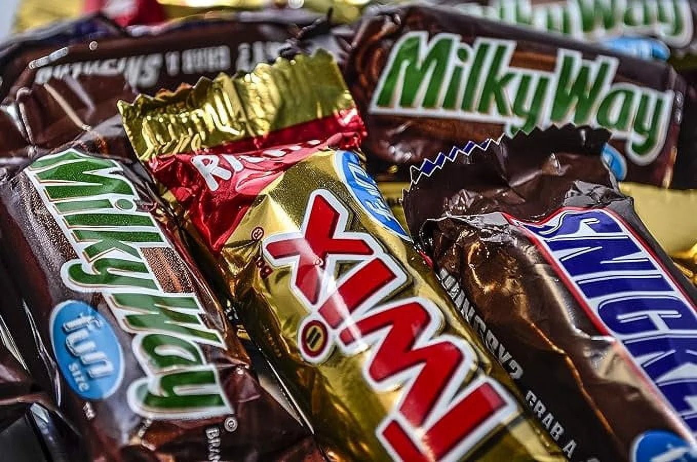 4 Pound Chocolate Candy Bundle with Twix, Snickers, Milky Way, M&M's, Skittles, Starburst Q35030