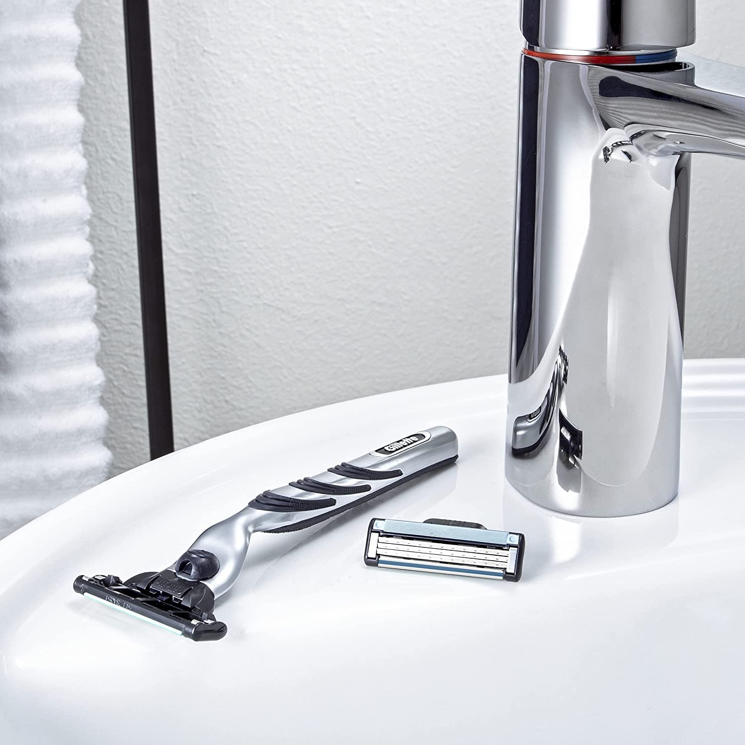 Mach3 Razor, 1 Razor Handle + 1 Blade Refill O6729