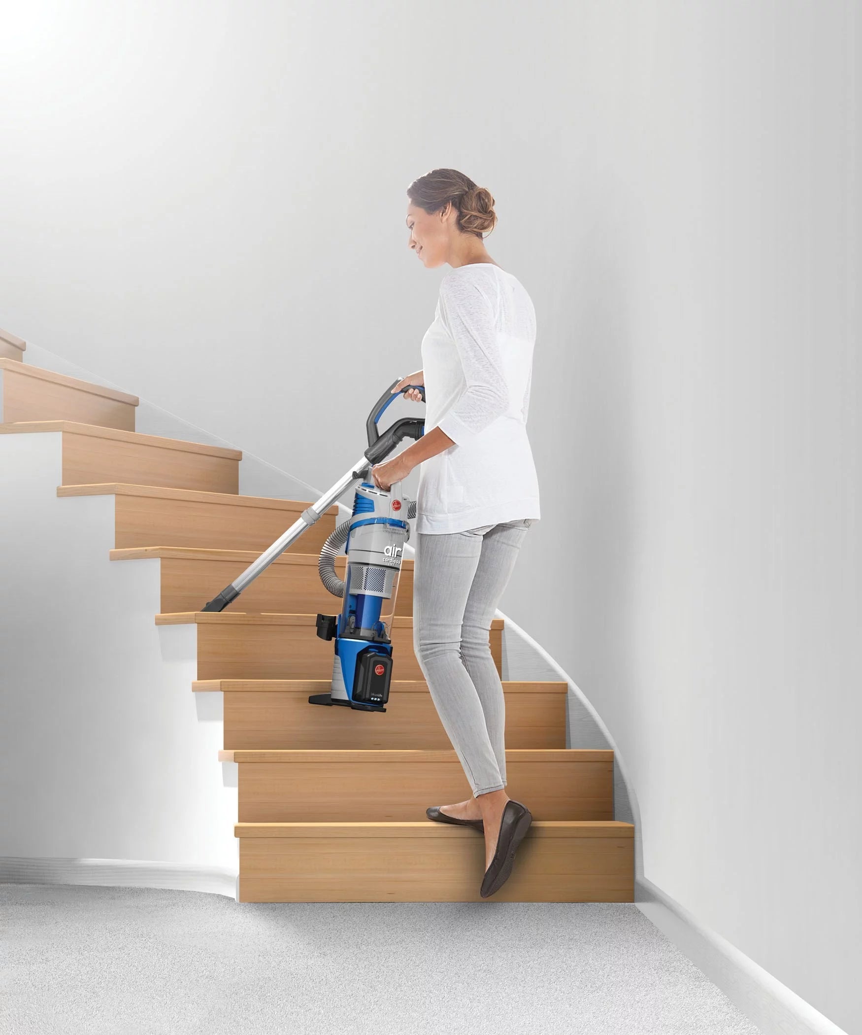Bagless Cordless Upright Vacuum L526