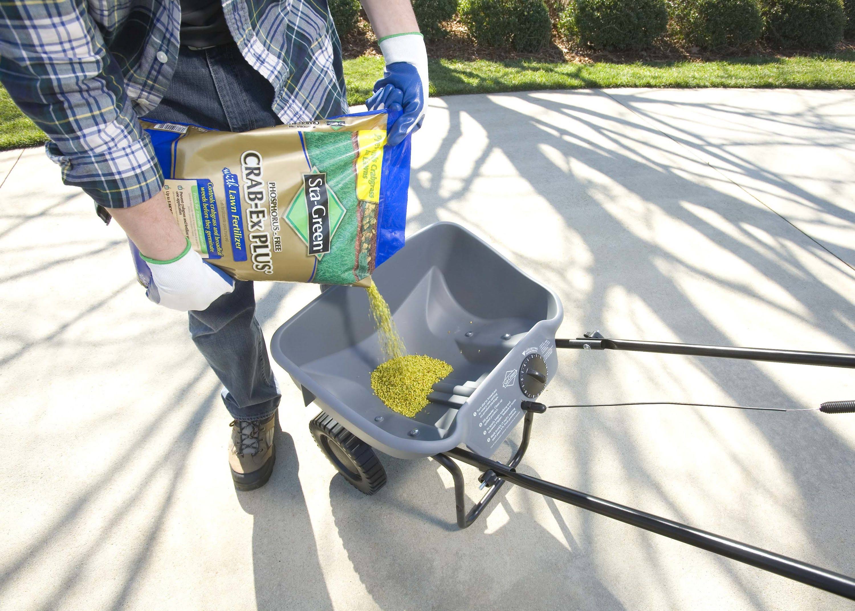 32-lb Broadcast Spreader M79714